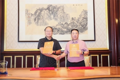 海南省企業(yè)聯(lián)合會(huì)、海南省企業(yè)家協(xié)會(huì)常務(wù)會(huì)長(zhǎng)兼秘書(shū)長(zhǎng)冷明權(quán)與天朝上品集團(tuán)董事長(zhǎng)黃永毅簽約